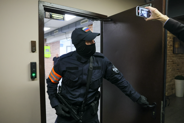 Полицейских, обвиняемых по делу о взятках от главного редактора телеграм-канала "База", доставили в Москву