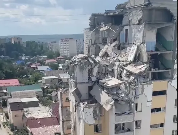 Момент взрыва газа в многоэтажке в Саратове попал на видео