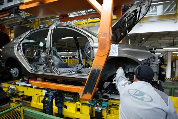 "АвтоВАЗ" снизит зарплаты сотрудников после введения четырёхдневки на заводах