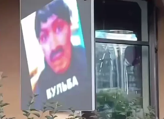 Школьники нашли способ взламывать вывески и менять рекламные надписи в российских городах