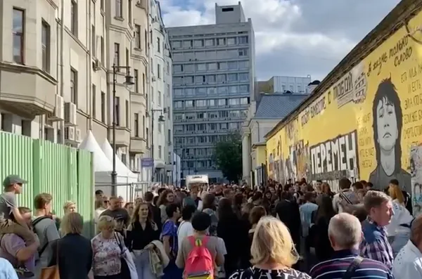 Люди пришли к стене Цоя на Арбате в день его гибели спустя 35 лет