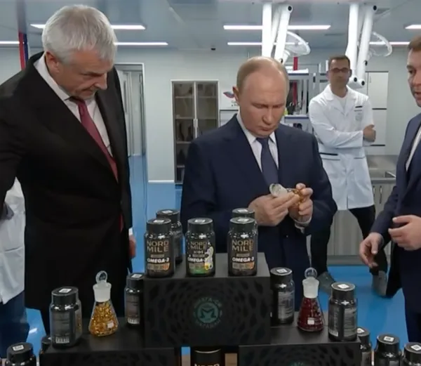 Путин осмотрел завод по производству рыбьего жира в Магадане
