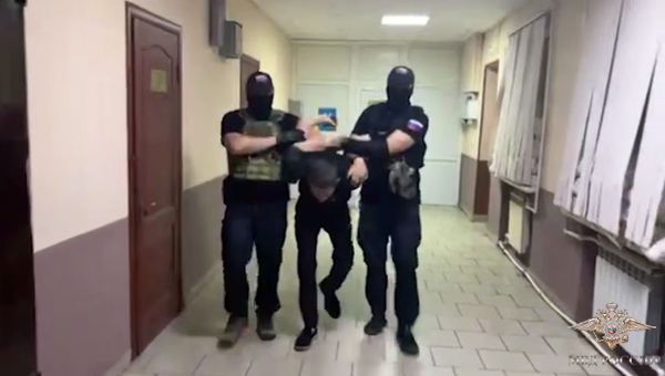 В Ростовской области задержан мужчина, помогавший обмануть россиянку через мессенджер MAX
