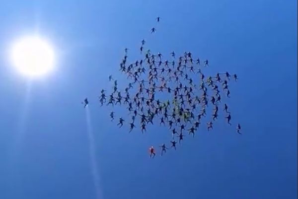 Скайдаверы в США установили мировой рекорд по количеству людей в прыжке с парашютом