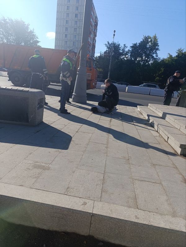 Неизвестный с ножом напал на полицейских в Москве