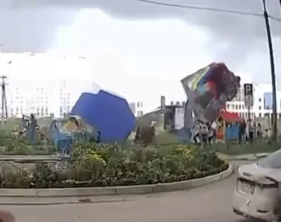 В Уфе ветер унёс батут с детьми, есть пострадавшие