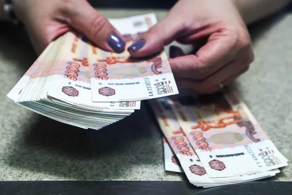 Страховщиков впервые обязали выплатить компенсацию за ущерб от атаки на нефтебазу в Курской области