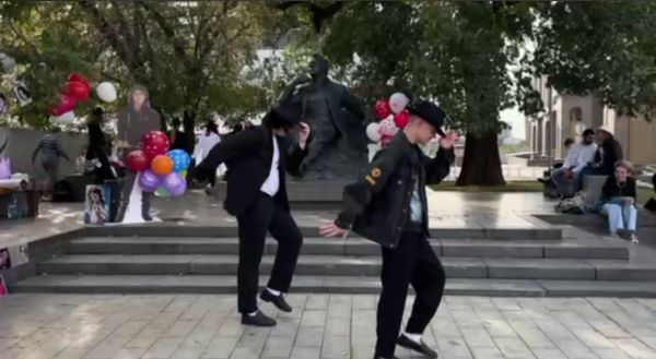 Фанаты Майкла Джексона устроили сходку в Москве в день рождения короля поп-музыки