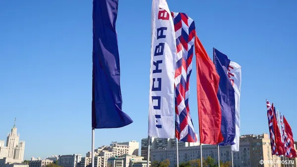 Больше 3200 флагов и декораций украсят Москву ко Дню города