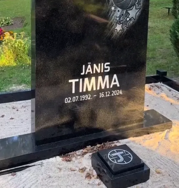 На могиле бывшего мужа Седаковой Яниса Тиммы в Риге поставили памятник за почти 2 млн рублей