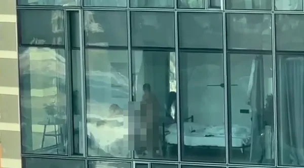 В башне "Москва-Сити" засняли пару, публично занимающуюся сексом