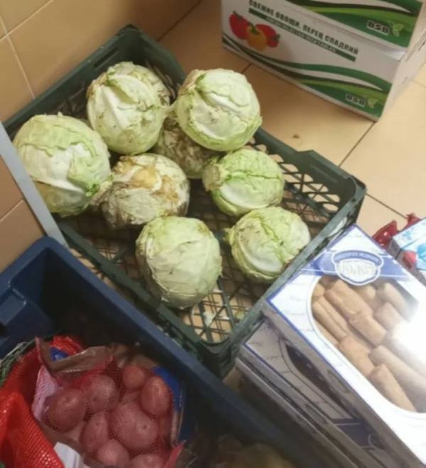 В аэропорту Красноярска гостей бизнес-зала кормят испорченными продуктами