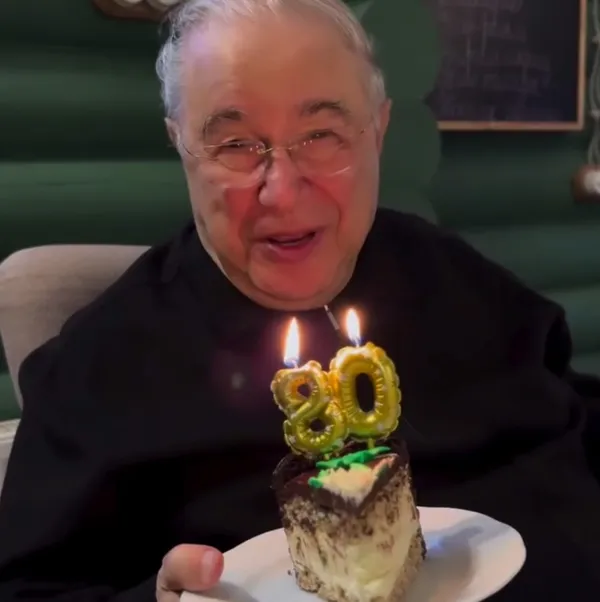 Шведский стол, гольф-кар и свой пирс: как Евгений Петросян отметил 80-летие в усадьбе под Тверью