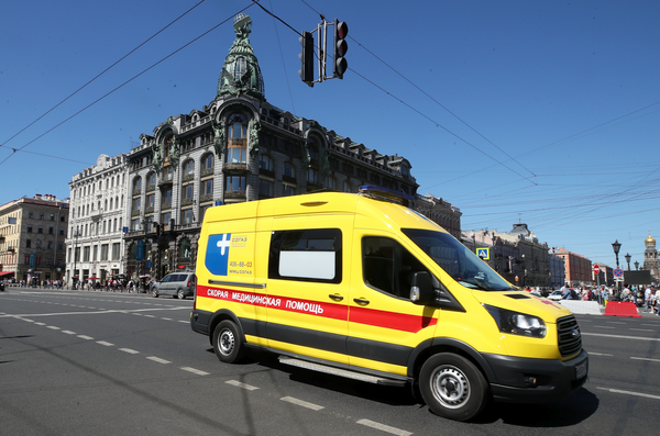 В Петербурге сантехник порезал нос накладным ногтем жены и оказался в больнице