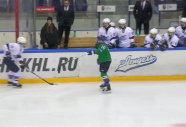 У хоккеистки "Динамо-Невы" во время игры выпала на лёд электронная сигарета