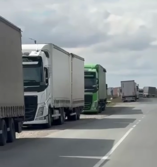 На границе с Казахстаном застряли семь тысяч фур