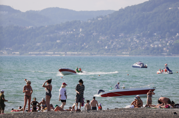 Туристов выгоняют с пляжей в Сочи