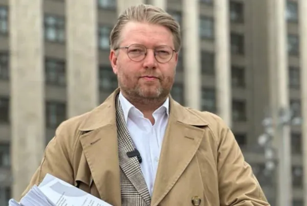 Председатель партии "Яблоко" Николай Рыбаков мог тайно выйти замуж за бойфренда-украинца