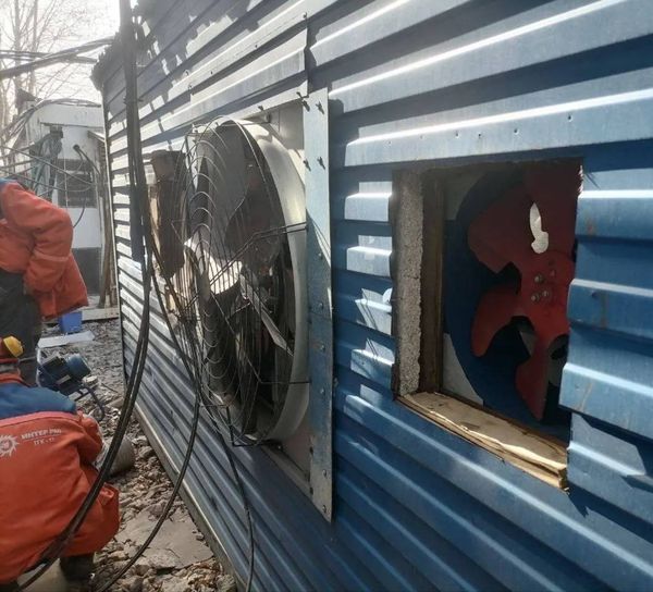 Замдиректора ТЭЦ в Омске установил майнинг-фермы на подстанции у обычной многоэтажки