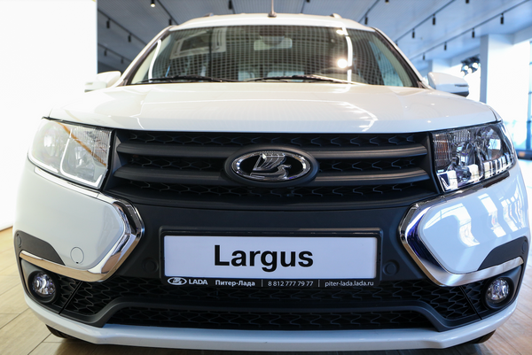 Закусывает руль и подтупливает: владельцы новых Lada Largus сообщают о массовом дефекте