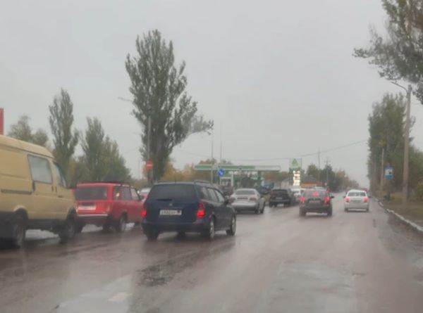Большие очереди за бензином появились в Донецке