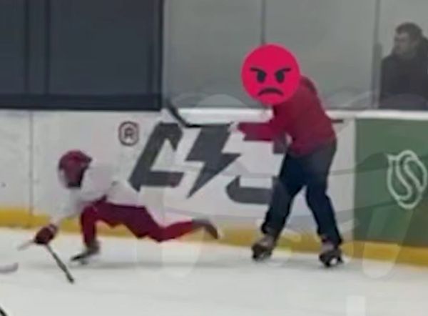 Детский тренер одной из лучших хоккейных школ в стране избивает клюшкой подопечных