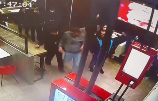 Компания подростков запустила фейерверк в торговом центре в Подмосковье