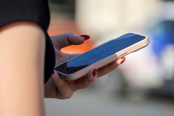 Бьюти-блогеру из Омска грозит штраф за рилс с распаковкой в Instagram*