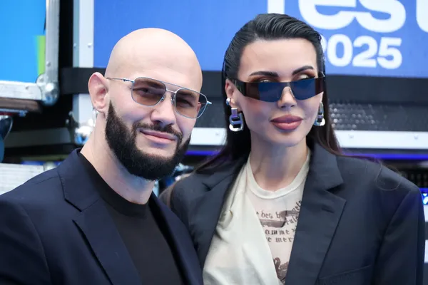 Оксана Самойлова приехала в суд по поводу развода с Джиганом