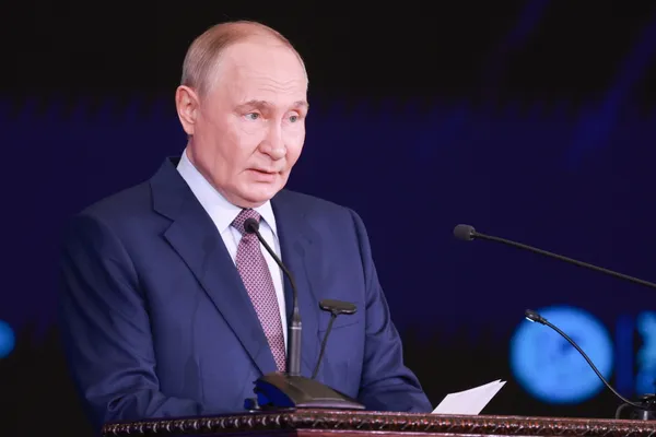 Путин: Россия готова прекратить боевые действия в зоне окружения противника в Купянске и Красноармейске