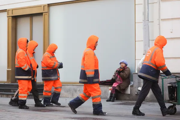 Москвичка поверила коммунальщикам и подселила к маме-ветерану 17 мигрантов, на неё завели дело