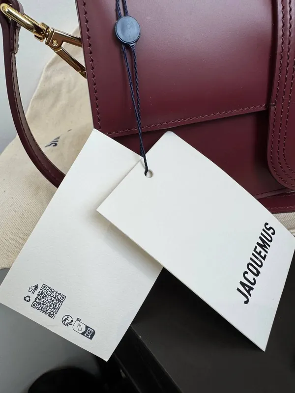 Разрекламированную блогерами и звёздами ресейл-платформу OSKELLY обвинили в торговле подделками