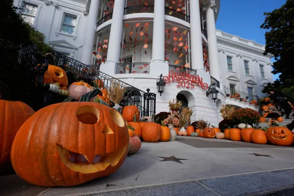 Белый дом в Хэллоуин показал ролик с призраками
