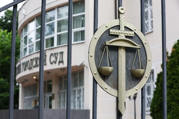 В Уфе женщина принесла в суд чёрный вибратор-трезубец