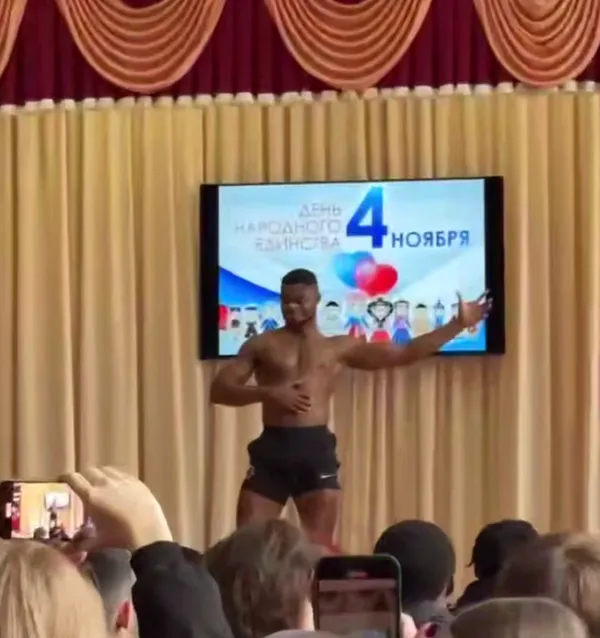 В филиале РЭУ им. Плеханова в Брянске в честь Дня народного единства устроили "стриптиз"