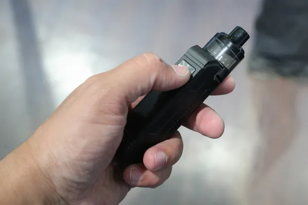 Путин поддержал идею полного запрета вейпов в России