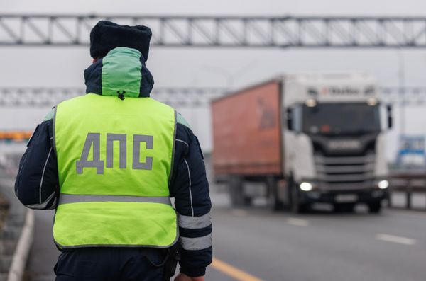 Грузовик с оружием, гранатой и другим арсеналом пытался заехать в колонию в Каменске-Уральском