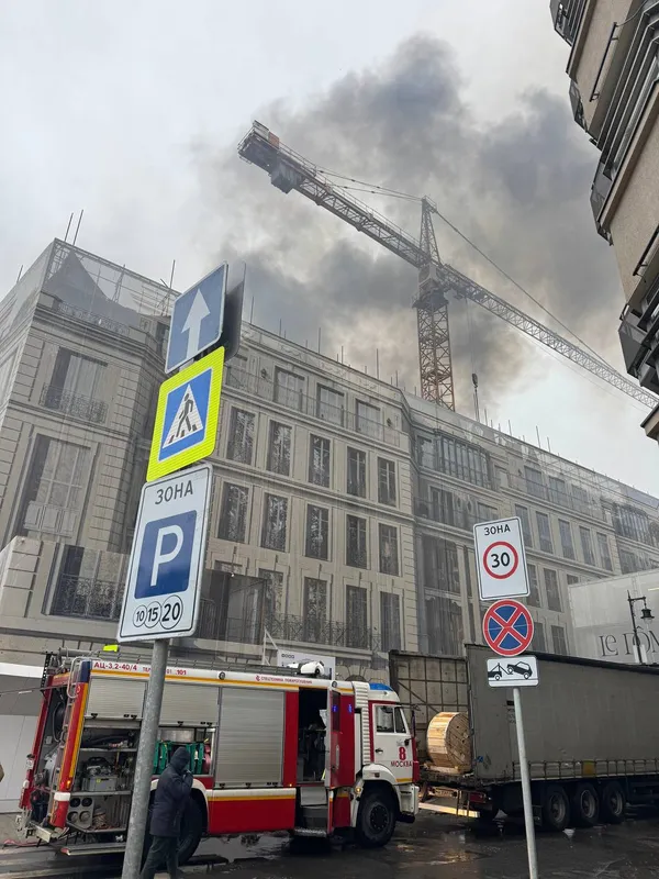 Рядом с Храмом Христа Спасителя загорелся люкс-недострой