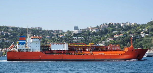 Российские "Герани" подбили танкер с тоннами природного газа, прибывший в порт Украины