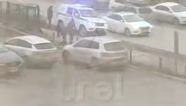 Полиция оцепила парковку возле завода Уралтрансмаш в Екатеринбурге