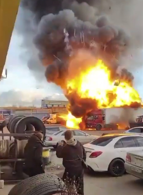 В подмосковном Видном взорвался грузовик: видео