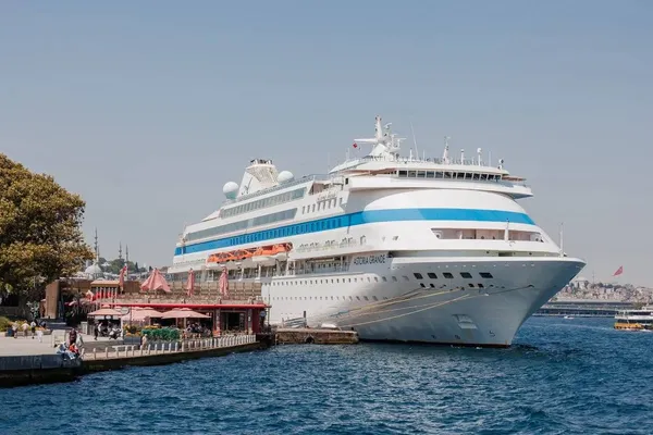 Круизному лайнеру Astoria Grande, застрявшему в турецком порту, разрешили зайти в Стамбул