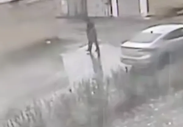 Житель Омска провалился в яму с кипятком