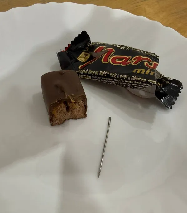 Школьница из Калуги чуть не проглотила иголку в шоколадке "Марс"