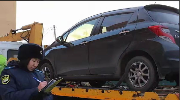 Мать шесть часов просидела в машине с грудничком, чтобы не отдавать авто приставам