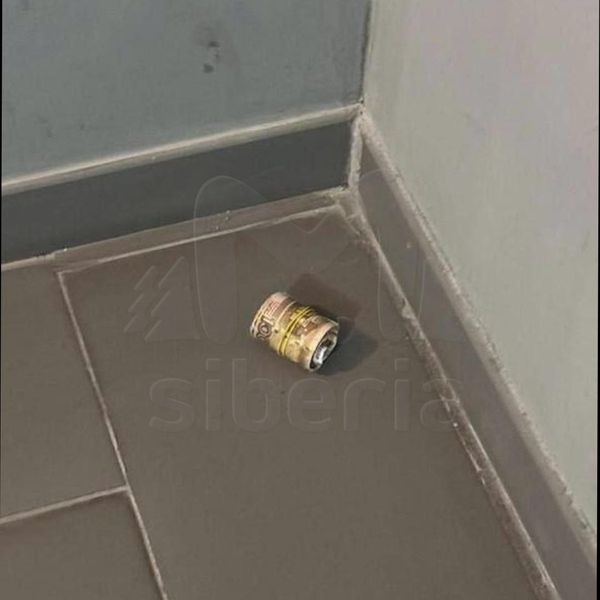 Пачку купюр с пугающей запиской нашли в новосибирской многоэтажке