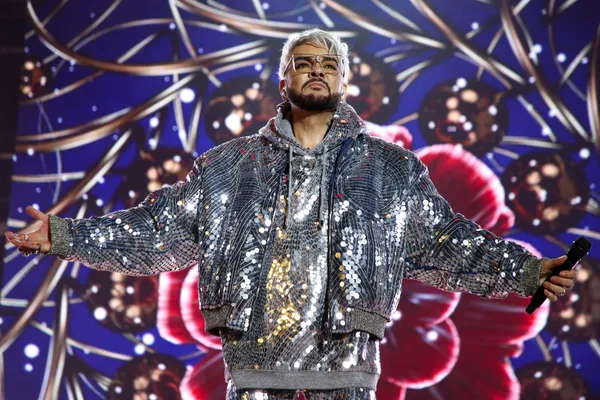 Охранник, которого Филипп Киркоров скинул со сцены, потребовал ещё 300 тыс за ущерб здоровью