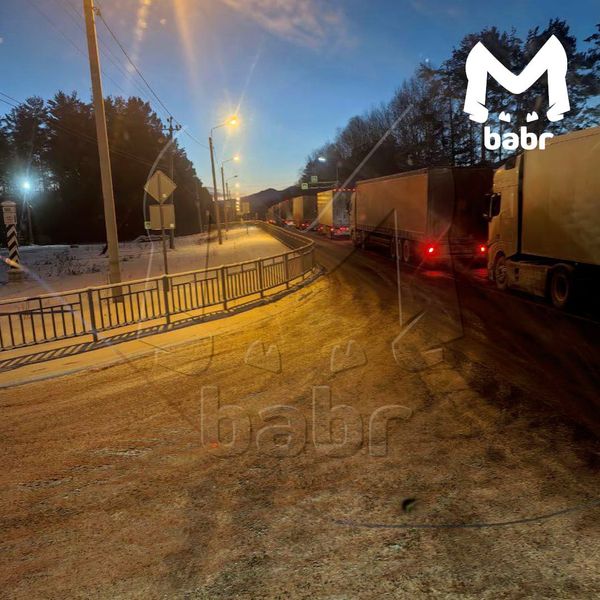 Фуры вторые сутки стоят на федеральной трассе "Байкал"