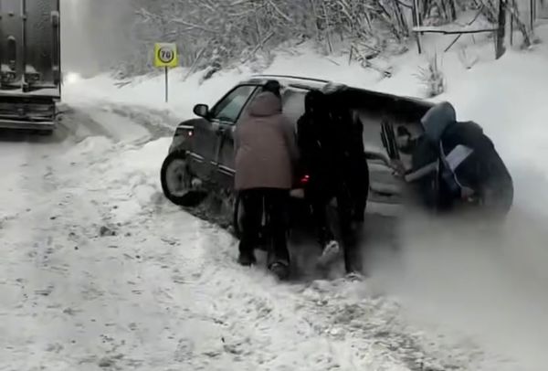 Около 10 тысяч машин застряли в пробке на трассе "Байкал"