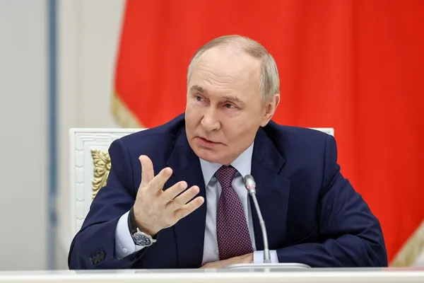 Путин: поддержка семей должна идти по принципу "чем больше — тем лучше"